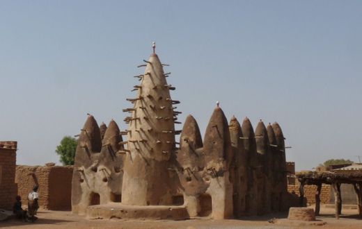 Retour aux sources : La renaissance du style architectural soudanais en Côte d'Ivoire/Mosquée Senoufo