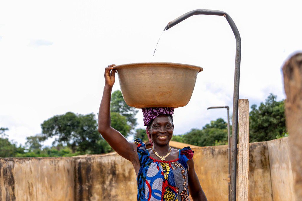 Grâce aux primes de la vente du café, un forage a été construit à Petit Yamoussoukro, à Daloa et facilite la vie des femmes.