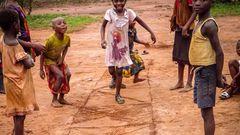 Des enfants qui jouent à la marelle/Tous droits réservés