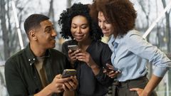 Image de personnes scrollant sur leur smartphone/ Freepik