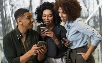 Image de personnes scrollant sur leur smartphone/ Freepik
