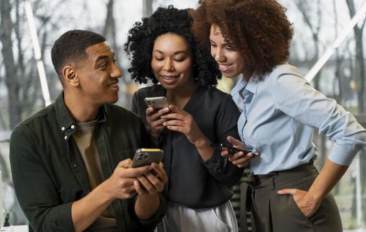 Image de personnes scrollant sur leur smartphone/ Freepik