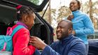 Des parents qui accompagnent leur enfant à l'école / Freepik Freepik