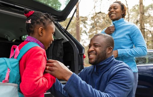 Des parents qui accompagnent leur enfant à l'école / Freepik Freepik