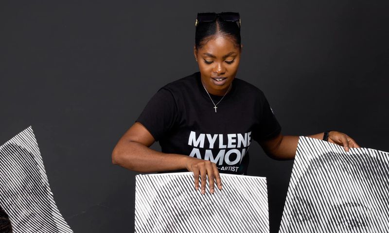 L'ivoirienne Mylène Amon en route pour un record mondial : 150 portraits en 5 jours/Vintage Photography by Ali Drabo