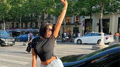 Emma Lohoues à Paris pour ses vacances 2022