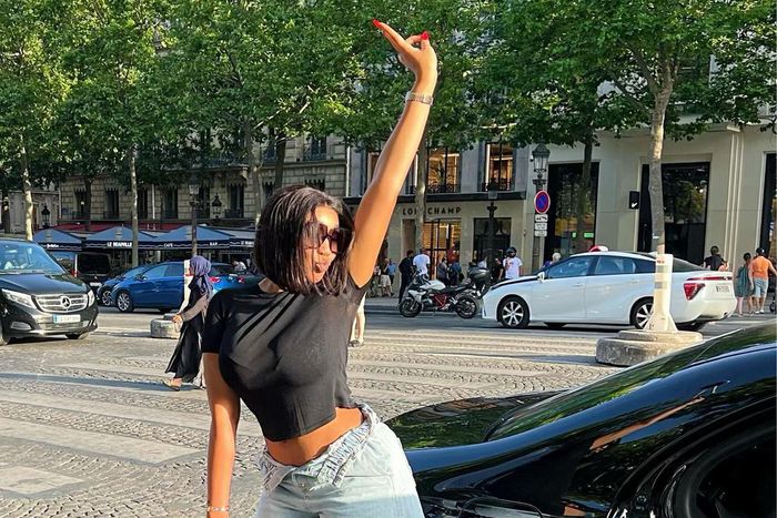 Emma Lohoues à Paris pour ses vacances 2022