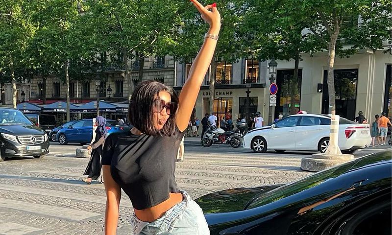 Emma Lohoues à Paris pour ses vacances 2022
