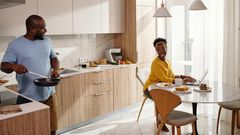 Un couple qui petit-déjeune