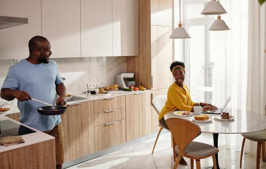 Un couple qui petit-déjeune