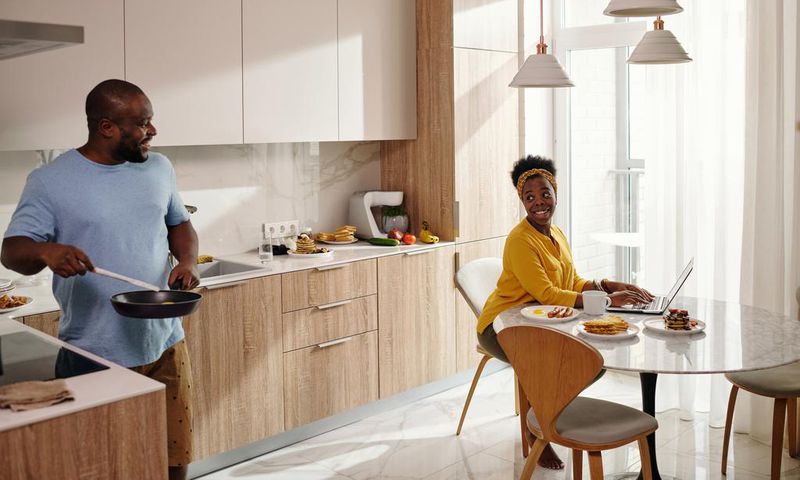 Un couple qui petit-déjeune
