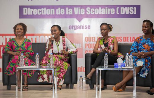 Des managers chez Nestlé en conférence sur le thème "Quel parcours de la jeune fille en milieu scolaire pour une insertion professionnelle réussie ? Cas des femmes de Nestlé Cote d'Ivoire”