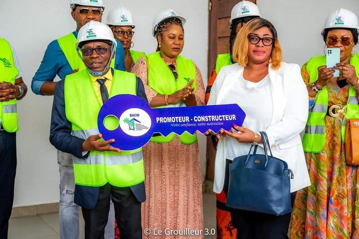 Michel Gohou reçoit de BACID les clés de sa villa / Photo du Grouilleur 3.0