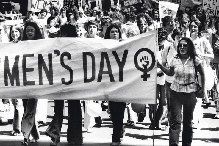 Femmes en train de défiler. Fairfax Media via Getty Images
