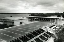 Vue aérienne de la résidence privée et du bâtiment de réceptions du palais présidentiel d’Abidjan, 1961. SIAF/CAPA © Cité de l’architecture et du patrimoine, Paris