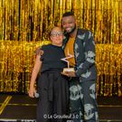 Pulse Influencer Awards 2023 : Kevine Obin, gagnant de la catégorie Médias reçoit son prix des mains de la juré Nadeige Tubiana et directrice de Trace Côte d'Ivoire