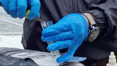 Les agents sont également vus en train d'effectuer divers tests sur les drogues à l'aide d'équipements présents sur les lieux, qui se sont avérés être du chlorhydrate de cocaïne.