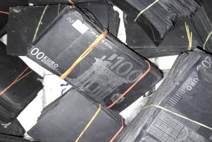 Des billets noirs en euro (image d'illustration)