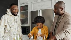 Cuisine avec son garçon