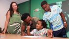 Lavinia, la sœur d'Endrick, son père Douglas, son frère Noah et Endrick le jour où il a signé son contrat avec Palmeiras