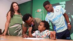 Lavinia, la sœur d'Endrick, son père Douglas, son frère Noah et Endrick le jour où il a signé son contrat avec Palmeiras