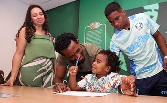 Lavinia, la sœur d'Endrick, son père Douglas, son frère Noah et Endrick le jour où il a signé son contrat avec Palmeiras