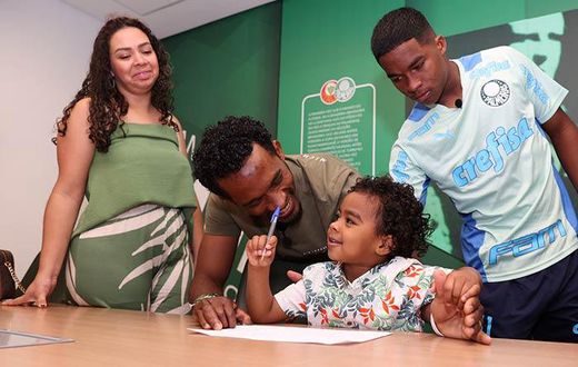 Lavinia, la sœur d'Endrick, son père Douglas, son frère Noah et Endrick le jour où il a signé son contrat avec Palmeiras