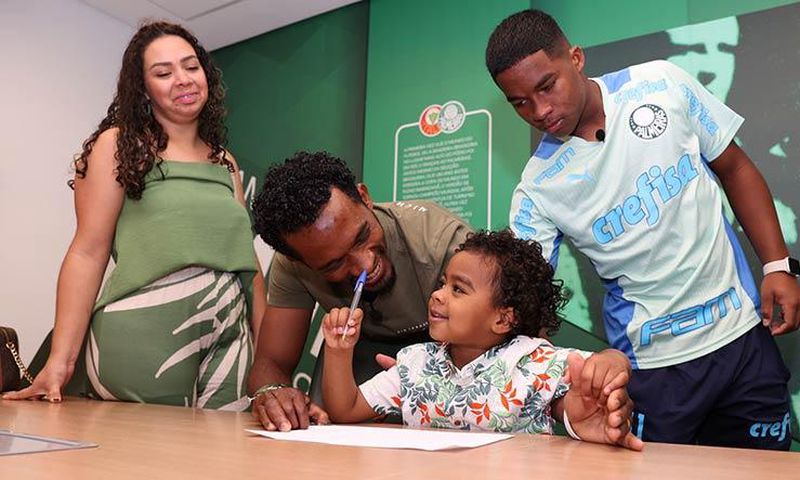 Lavinia, la sœur d'Endrick, son père Douglas, son frère Noah et Endrick le jour où il a signé son contrat avec Palmeiras