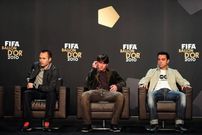 Iniesta (droite), Lionel Messi et Xavi (gauche)