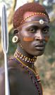 Homme Maasai portant un écarteur d'oreille / Shaki Zuri