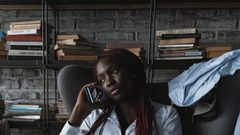 Une femme au téléphone