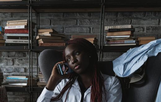 Une femme au téléphone