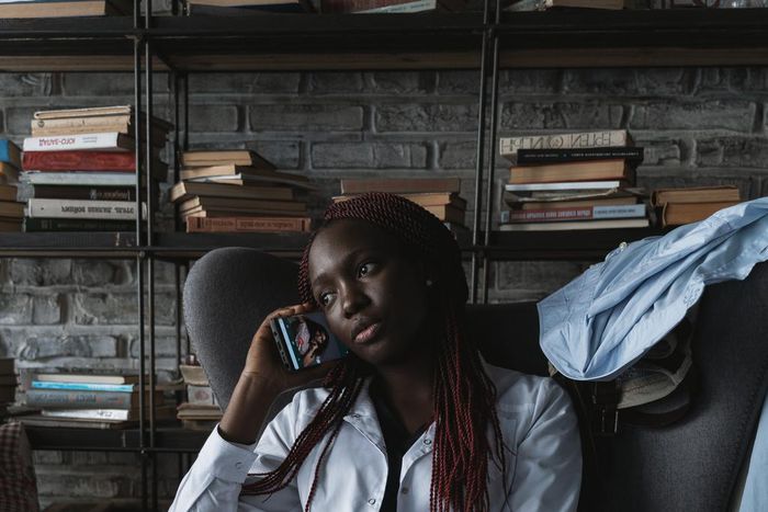 Une femme au téléphone