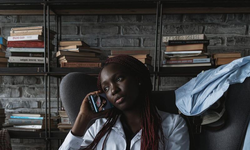 Une femme au téléphone