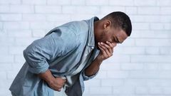 homme-noir-nausee-mal-estomac-intoxication-alimentaire