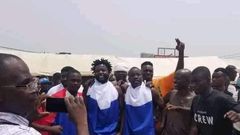 Les jeunes avec le drapeau russe