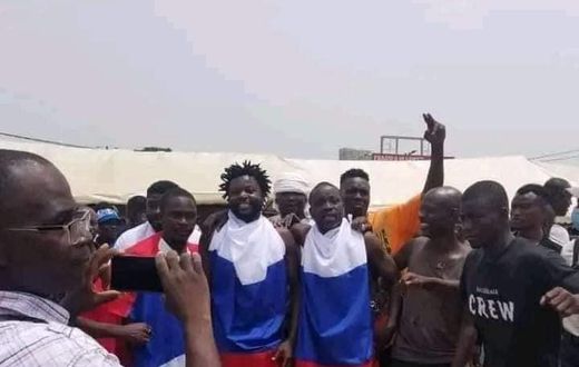 Les jeunes avec le drapeau russe