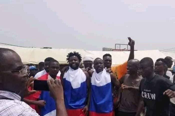 Les jeunes avec le drapeau russe