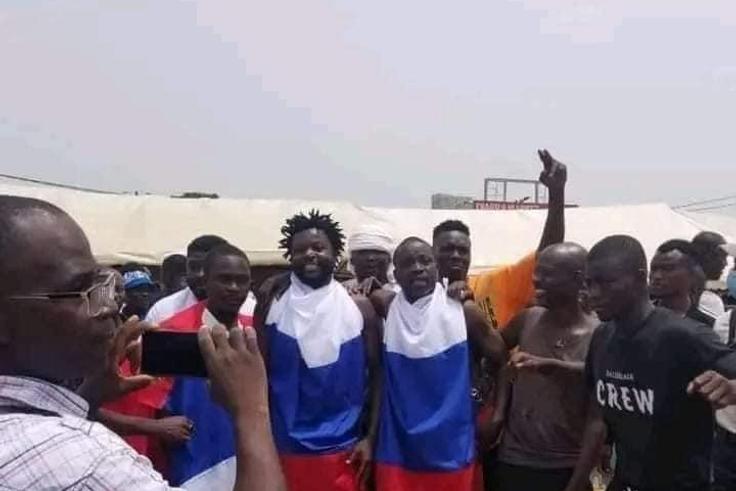 Les jeunes avec le drapeau russe