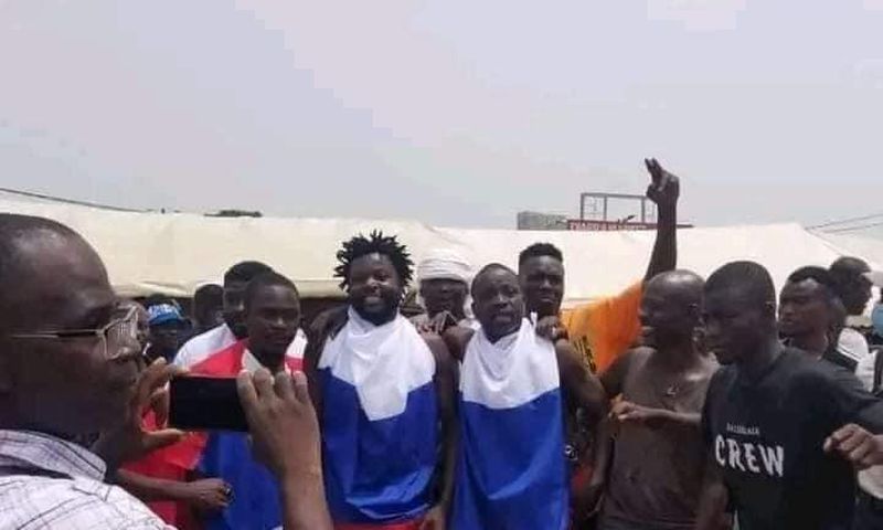 Les jeunes avec le drapeau russe