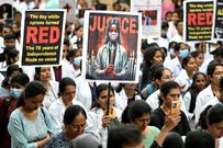 Des professionnels de santé manifestent le 17 août 2024 à Bengaluru, en Inde, pour condamner le viol et le meurtre d'une médecin et réclamer justice/AFP Idrees MOHAMMED