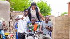 Aicha Trembler offre une maison pour sa mère et un tricycle pour son frère