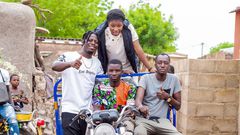 Aicha Trembler offre une maison pour sa mère et un tricycle pour son frère