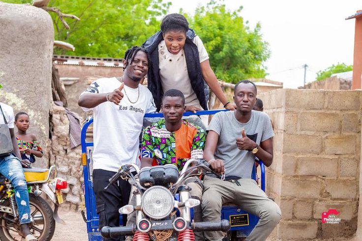 Aicha Trembler offre une maison pour sa mère et un tricycle pour son frère