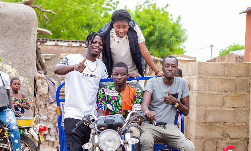 Aicha Trembler offre une maison pour sa mère et un tricycle pour son frère