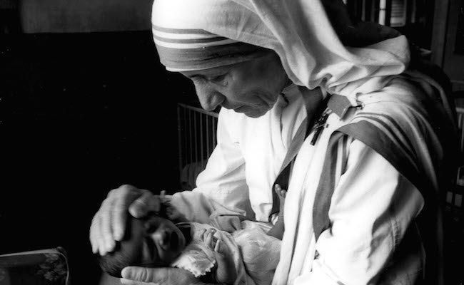 Mere Teresa tenant un bebe