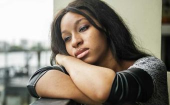 Une personne pensive