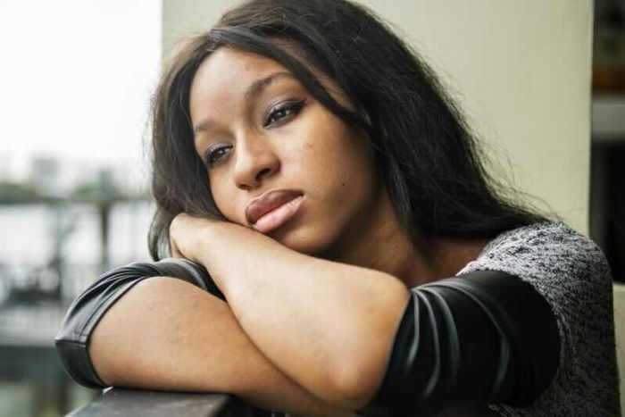 Une personne pensive