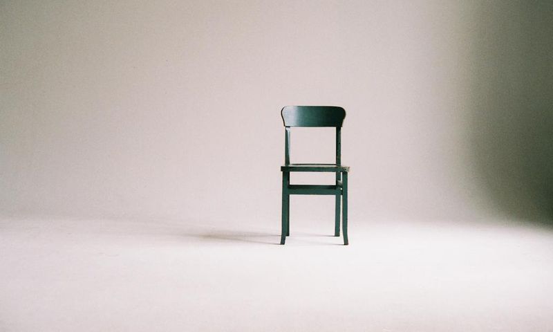 Une chaise dans un espace vide