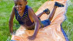 Un enfant heureux en jouant